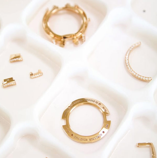 零件清洗完毕后将机芯装入表壳并进行检测-宝玑维修服务中心